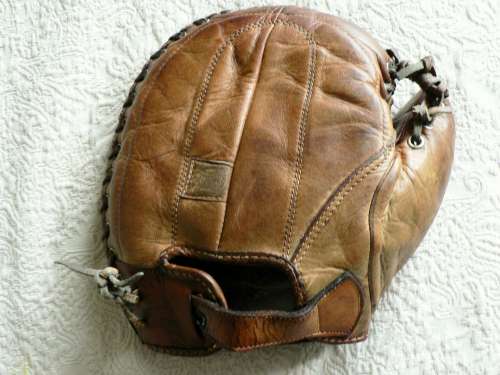 Spalding Base Mitt Back